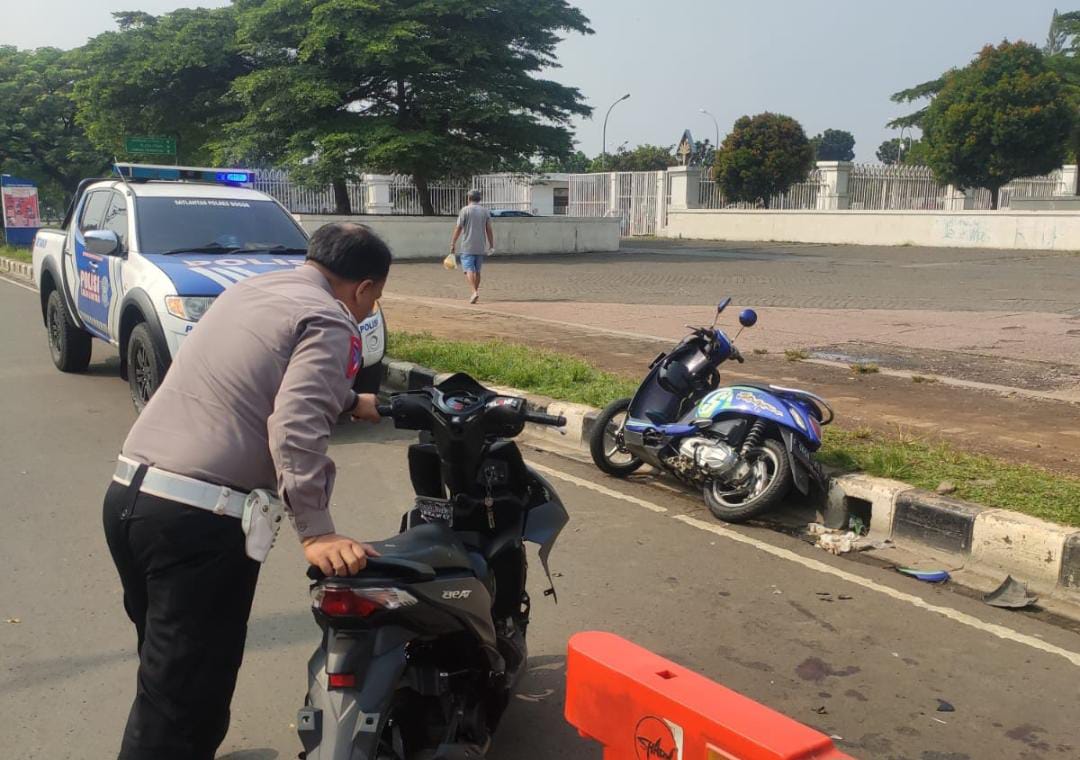 Petugas mengevakuasi sepeda motor yang terlibat kecelakaan adu banteng di sekitar Stadion Pakansari Jumat (17/5/2024).