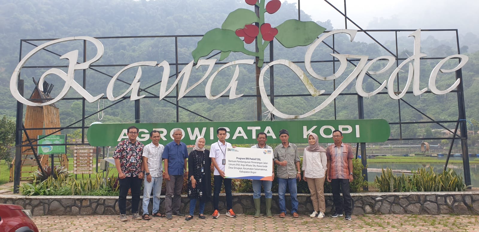 BRI Kantor Cabang Cibubur menyalurkan fasilitas PJU di area Argo Wisata Situ Rawa Gede, Desa Sirnajaya, Kecamatan Sukamakmur, Bogor.