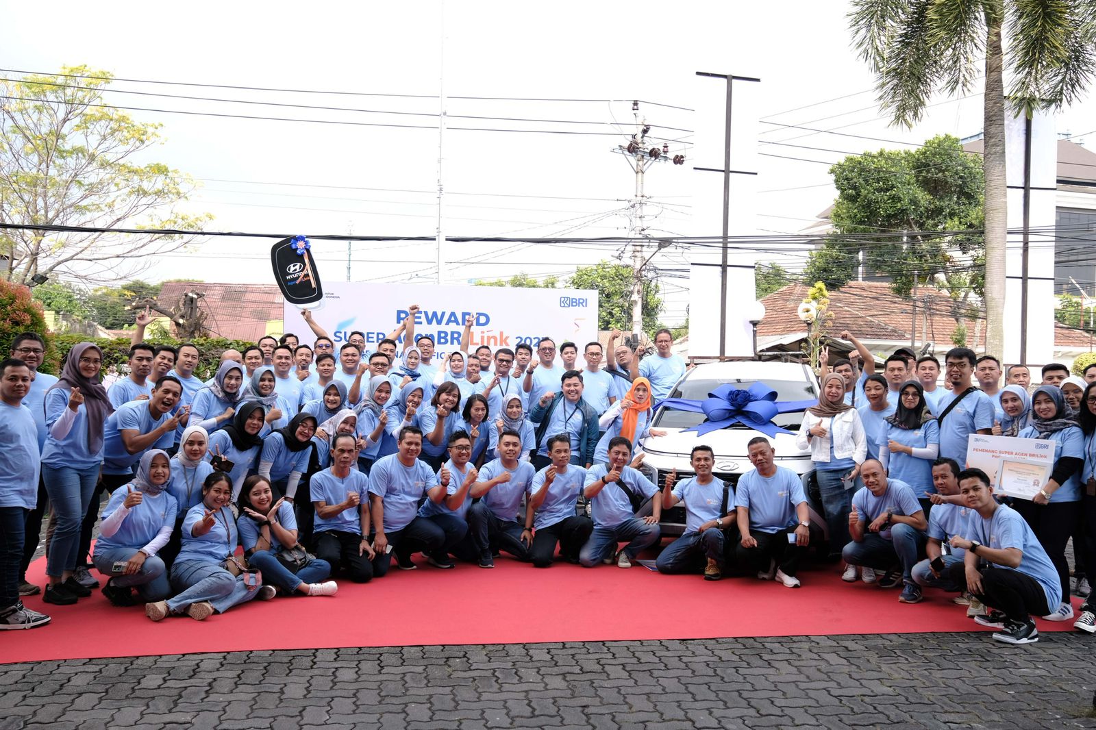 BRI memberikan penghargaan "Super AgenBRILink" sebagai cara untuk memberikan penghargaan kepada AgenBRILink atas kinerja mereka.