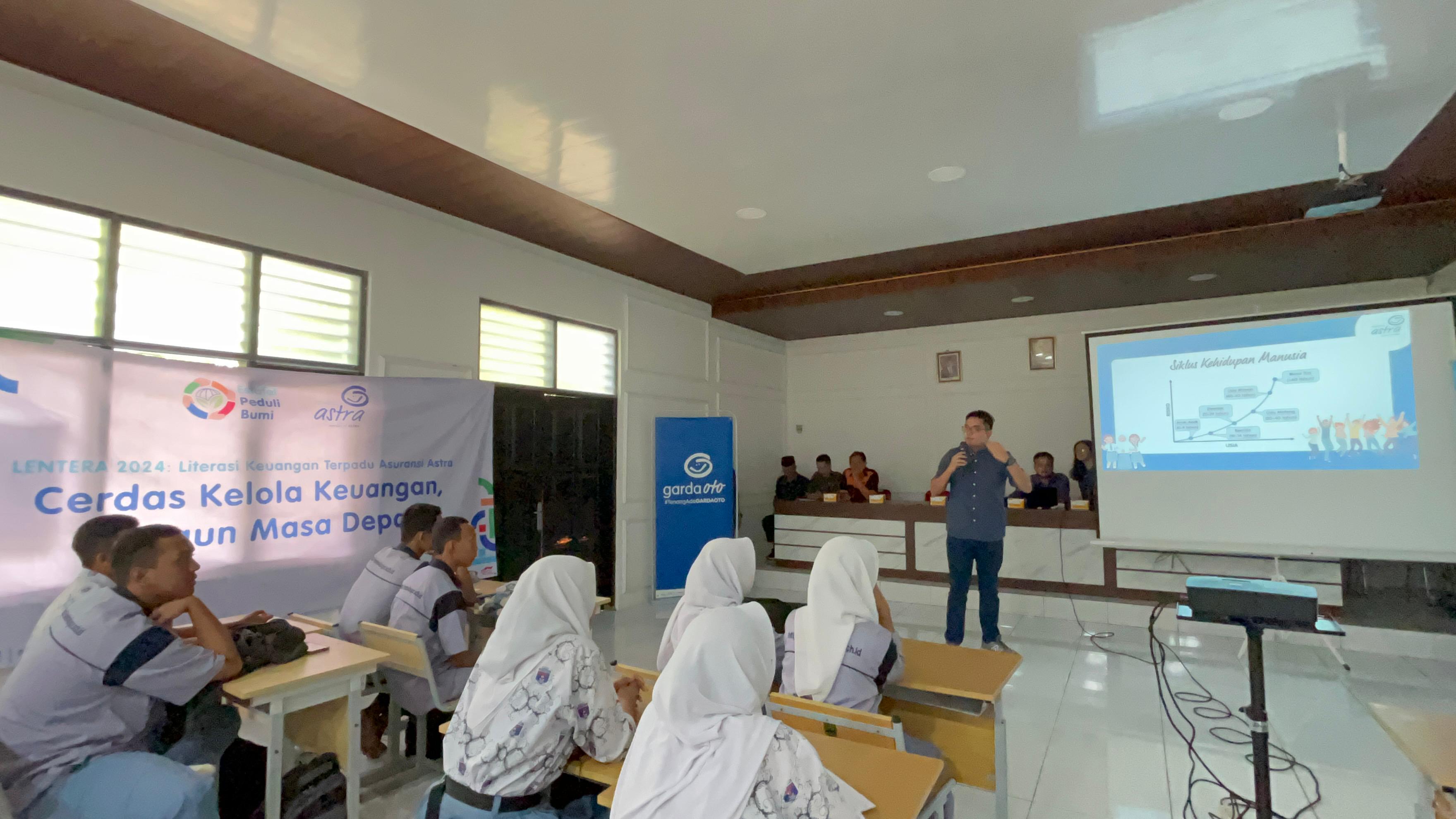 Branch Head Asuransi Astra Bogor, Sebastian Djoni saat sedang menyampaikan materi mengenai pengelolaan keuangan khususnya meminimalisir risiko yang merugikan kepada para pelajar di SMKN 4, Bogor