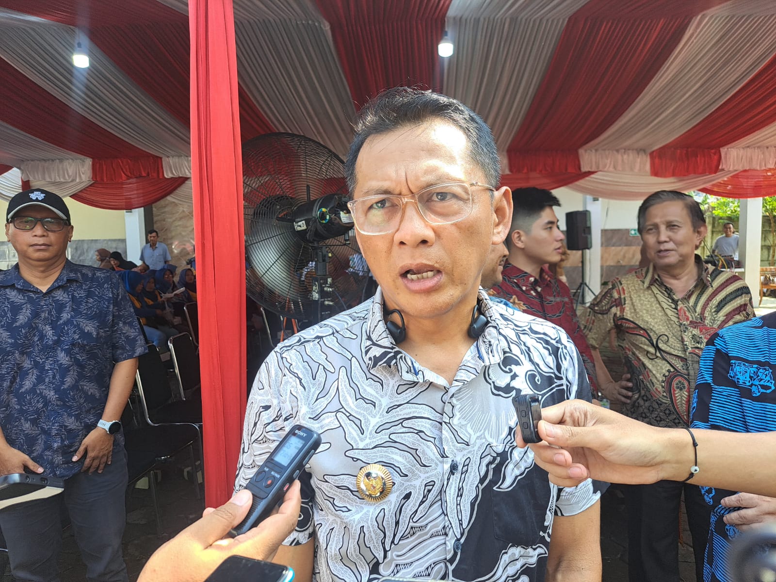 Pj Wali Kota Bogor, Hery Antasari mengajak para pelaku UMKM maupun pengusaha bidang pangan di Kota Bogor untuk bersiap menyambut program makan siang dan susu gratis.