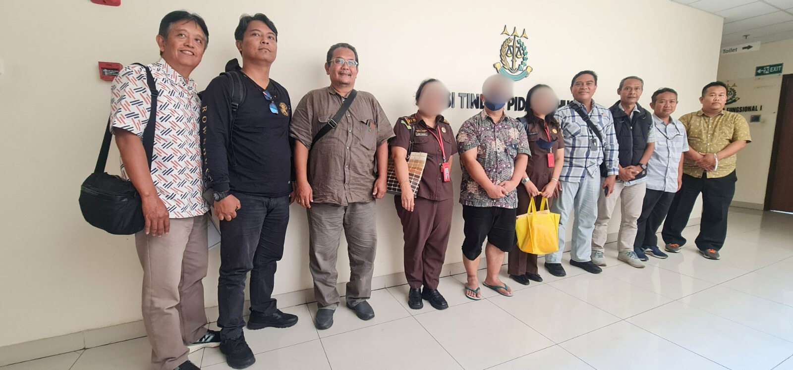 Kanwil DJP Jawa Barat III menyerahkan tersangka berinisial SBR beserta barang bukti dalam kasus tindak pidana perpajakan kepada Kejaksaan Tinggi Jawa Barat melalui Kejaksaan Negeri Kota Bekasi.
