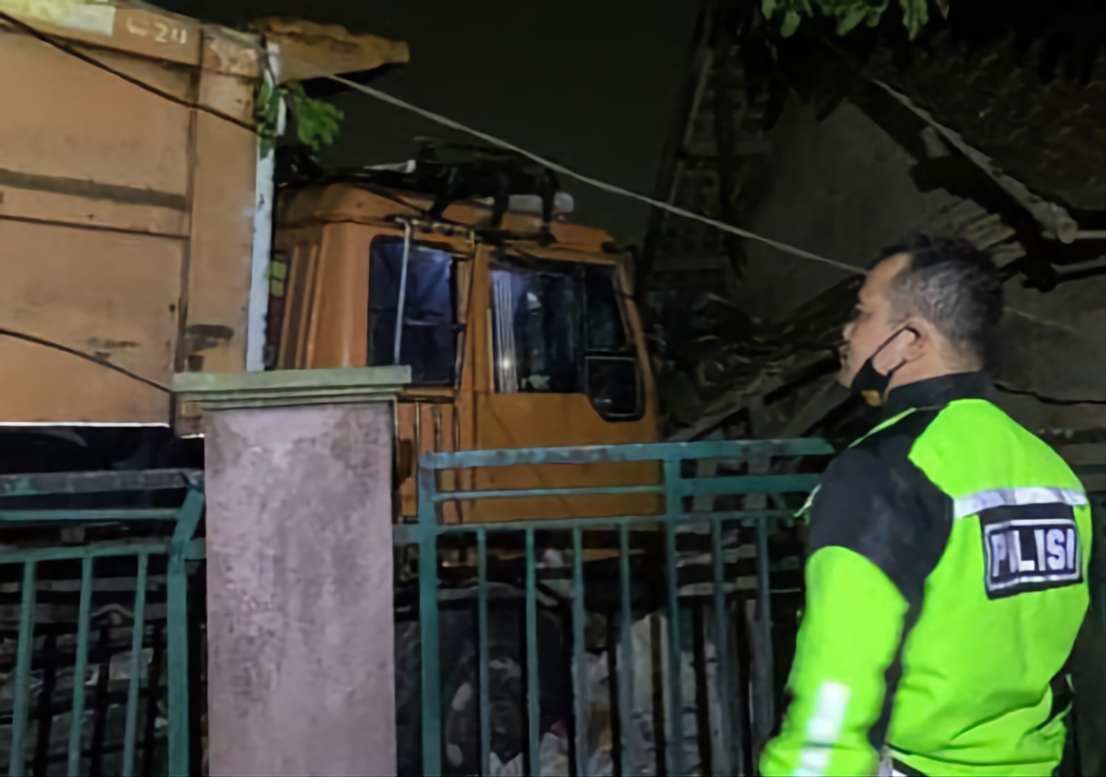 truk tambang di Parung Panjang Bogor tabrak warung akibat rem blong