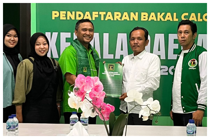 Akhmad Saeful Bakhri (paling tengah), resmi mendaftarkan dirinya sebagai Balon Wali Kota Bogor melalui PPP Kota Bogor, Minggu (19/5/2024).