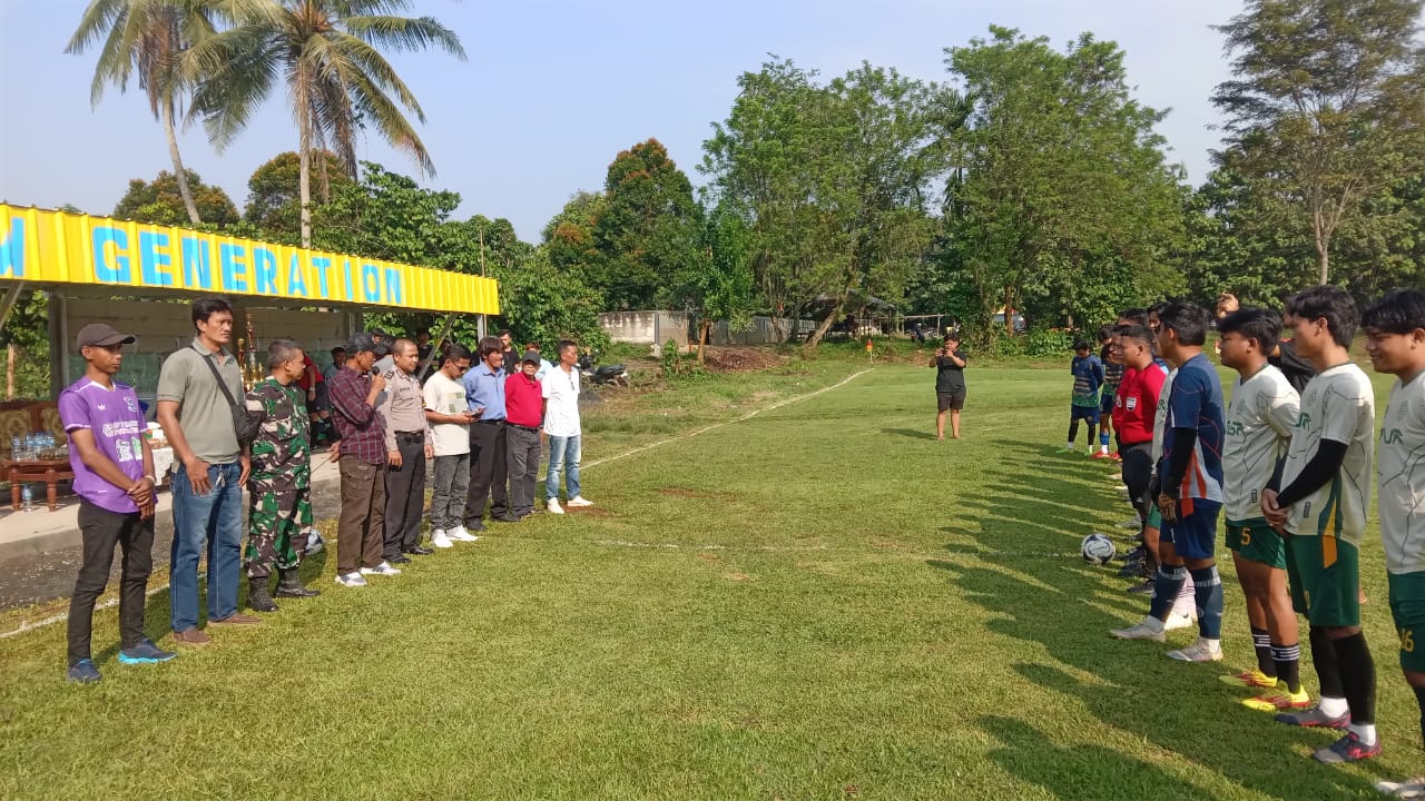 Kepala Desa Sukamulya, membuka turnamen trofeo terbuka antar klub yang diselenggarakan FC New Generation Rumpin.