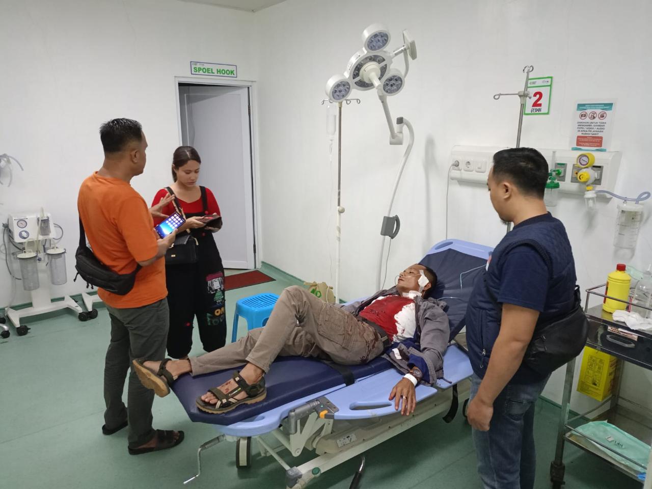 Korban penganiayaan oleh dua pengamen saat mendapatkan perawatan medis di RSPG Cisarua, Kabupaten Bogor.