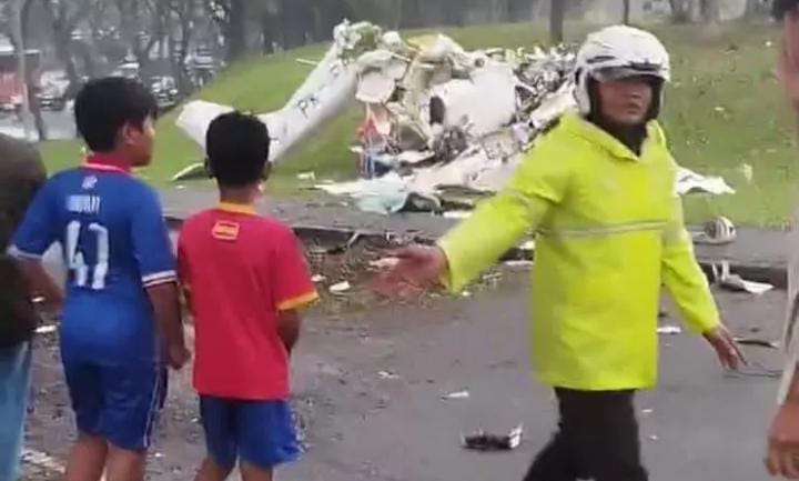 Pesawat latih jatuh di lapangan Sunburst BSD, Serpong, Tangerang Selatan (Tangsel), Minggu (19/5/2024).