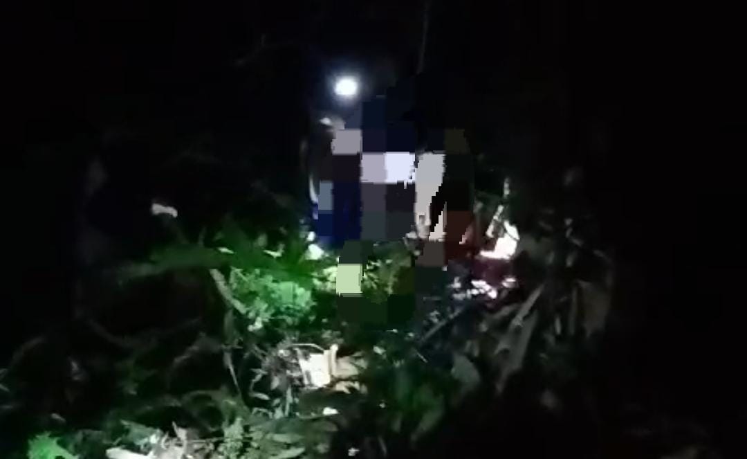 Tangkapan layar video evakuasi penemuan mayat di tengah hutan di Bogor.