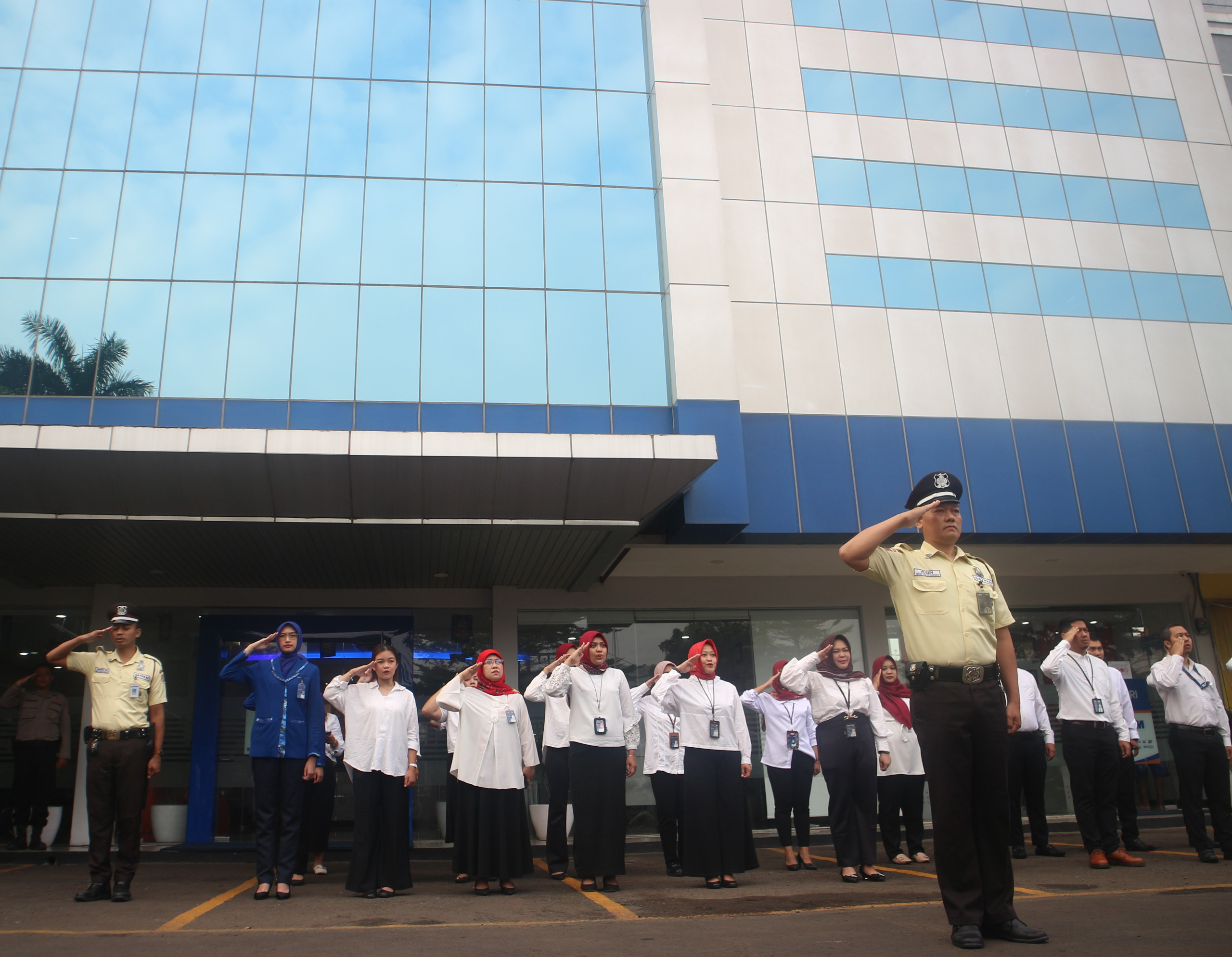Upacara memperingati Hari Kebangkitan Nasional (Harkitnas) di Lapangan BRI Kantor Cabang Cibinong, Senin (20/5/2024).