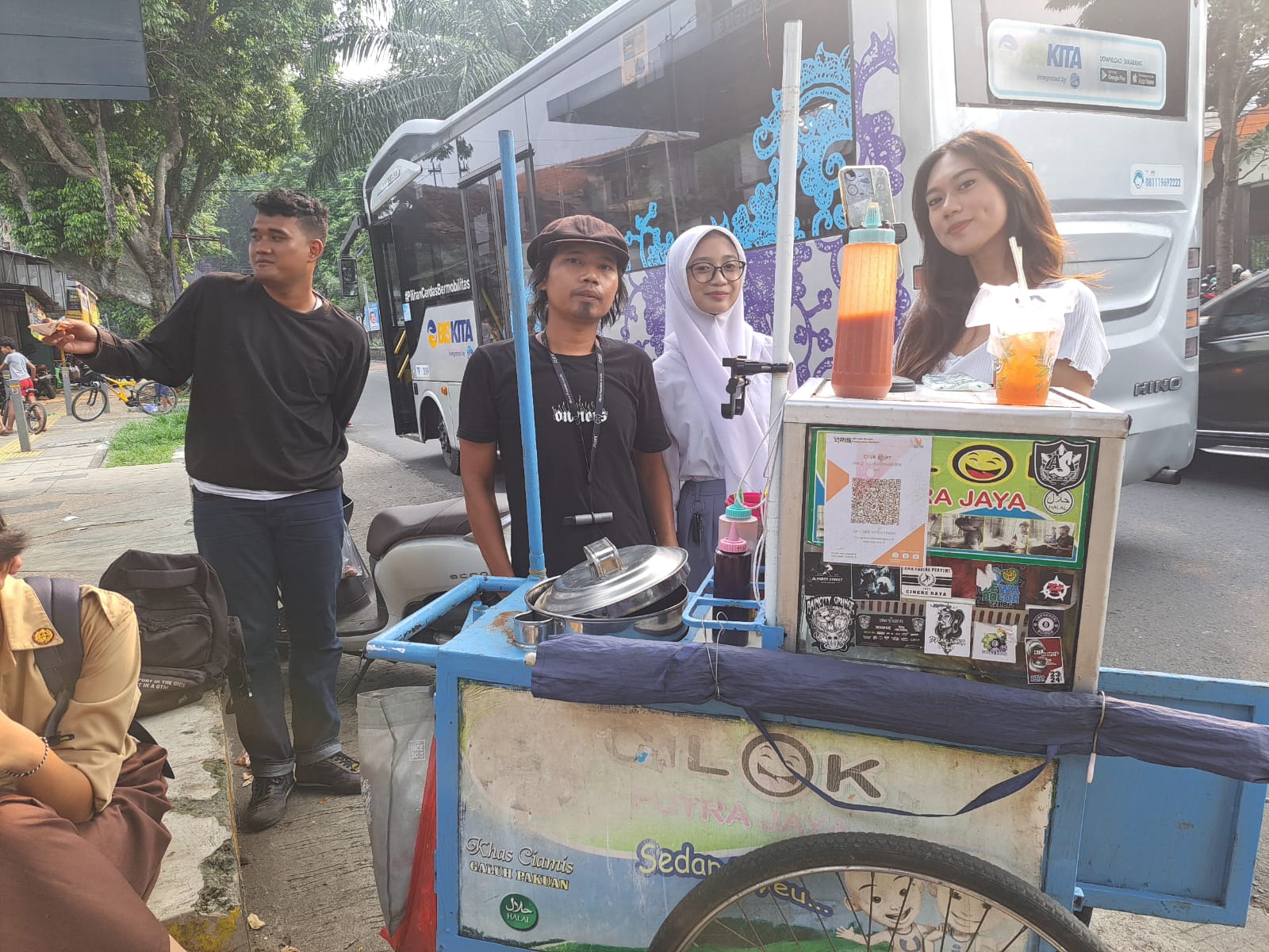 Adang Suryana tukang cilok di Kota Bogor yang tengah jadi perbincangan.