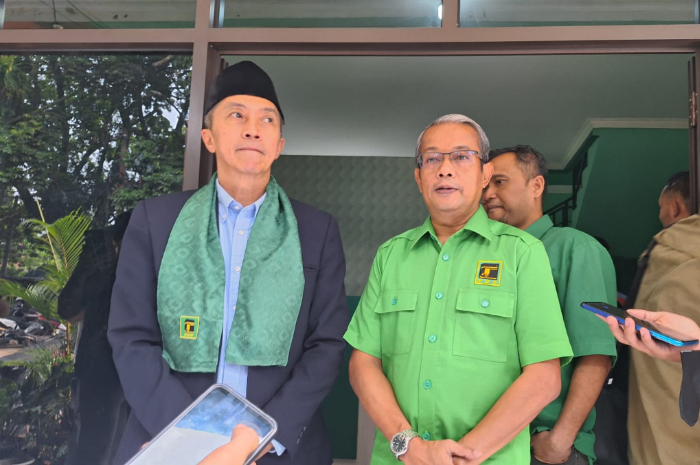 Dedie A Rachim saat mengembalikan berkas formulir pendaftaran Balon Wali Kota Bogor ke Sekretariat DPC PPP Kota Bogor, pada Selasa (21/5/2024).
