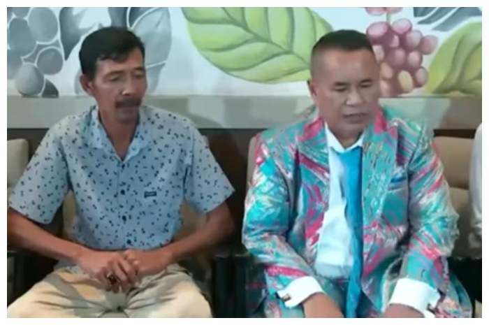 Pengacara Hotman Paris Hutapea saat menemui orang tua almarhuma Vina, dalam upaya mengungkap kasus kematian Vina Cirebon.
