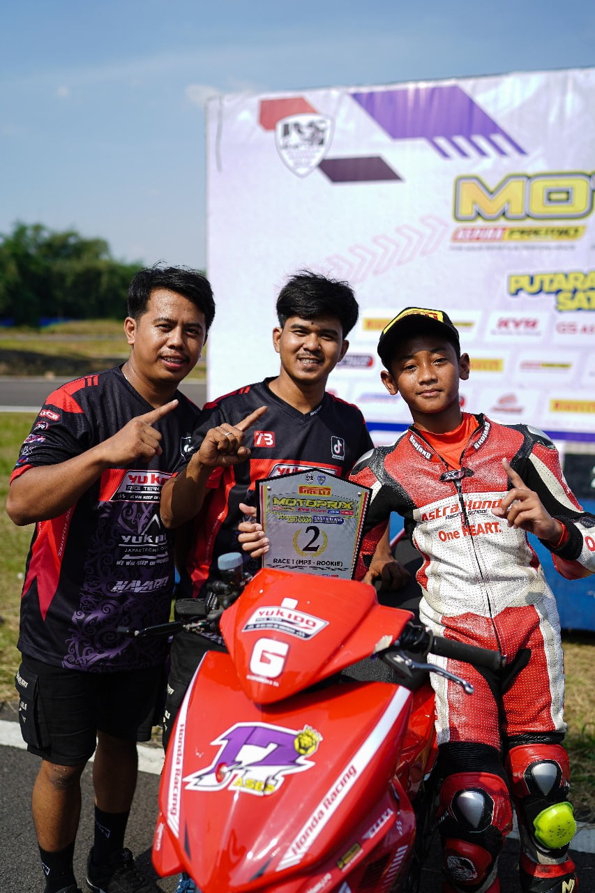 Pembalap Kabupaten Bogor, Ziven Rosul (kanan) naik podium kedua pada Kejurnas Motoprix 2024 Region B putaran pertama yang berlangsung di lintasan Gery Mang, Subang, Jawa Barat. (Istimewa)