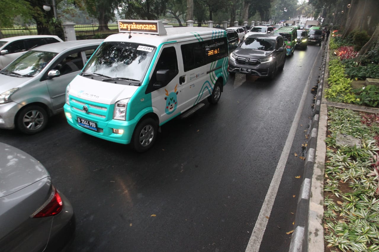 Angkot listrik Bogor ditengah kepadatan lalu lintas Kota Hujan.