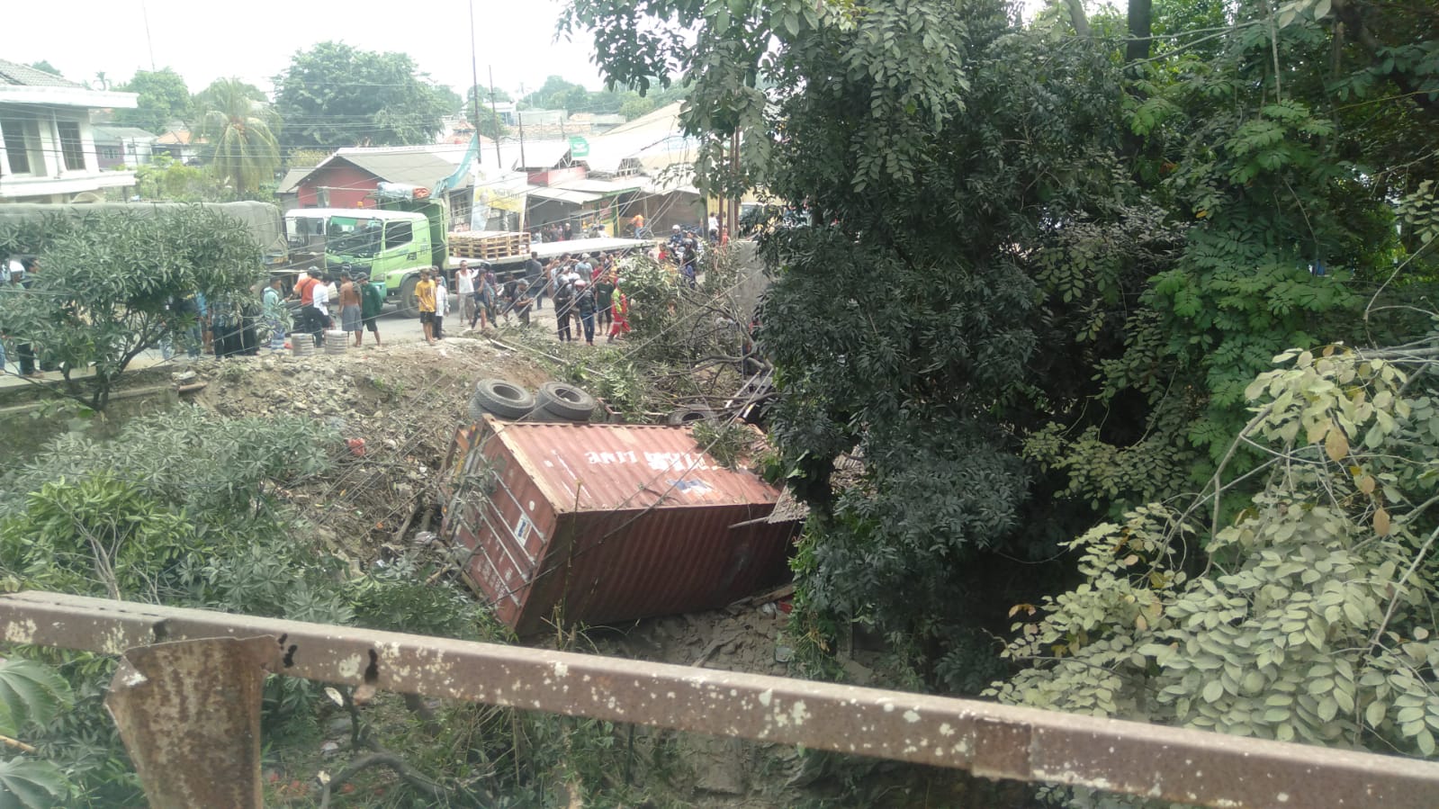 Kondisi truk yang menabrak dua kendaraan dan rumah sampai jatuh ke jurang di wilayah Klapanunggal, Selasa (21/5/2024).