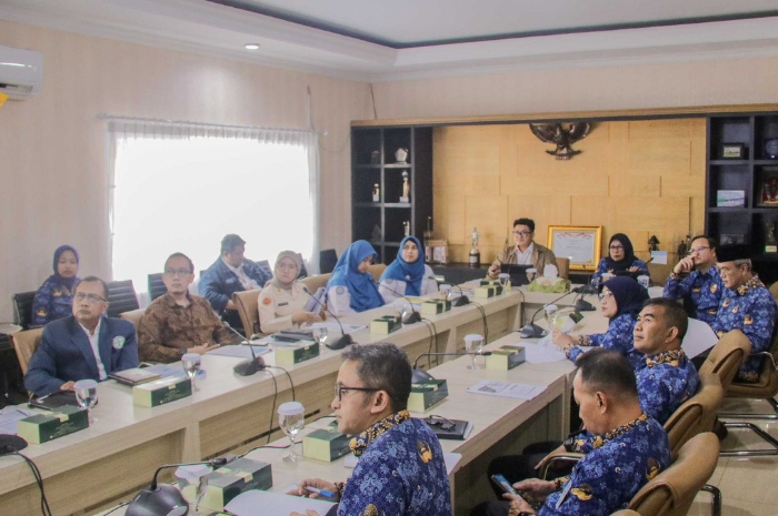 Kepala Cabang BPJS Kota Bogor, Jenal M. Sambas menyampaikan paparan dalam Pertemuan Forum Komunikasi & Forum Kemitraan Pemangku Kebijakan Tingkat Kota Semester I di Balai Kota Bogor.