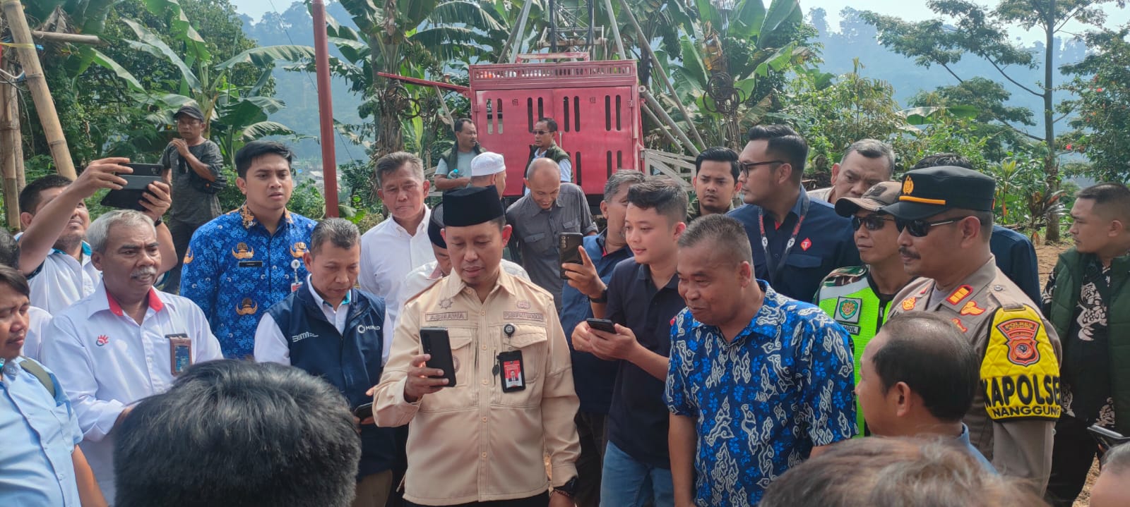 Pj Bupati mencoba melakukan komunikasi dengan PJ Gubernur Jabar di Kampung Ciguha Senin siang (20/5/2024).