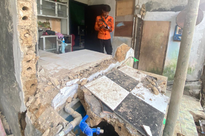 Salah satu rumah warga di Megamendung Kabupaten Bogor yang rusak diterjang angin kencang.