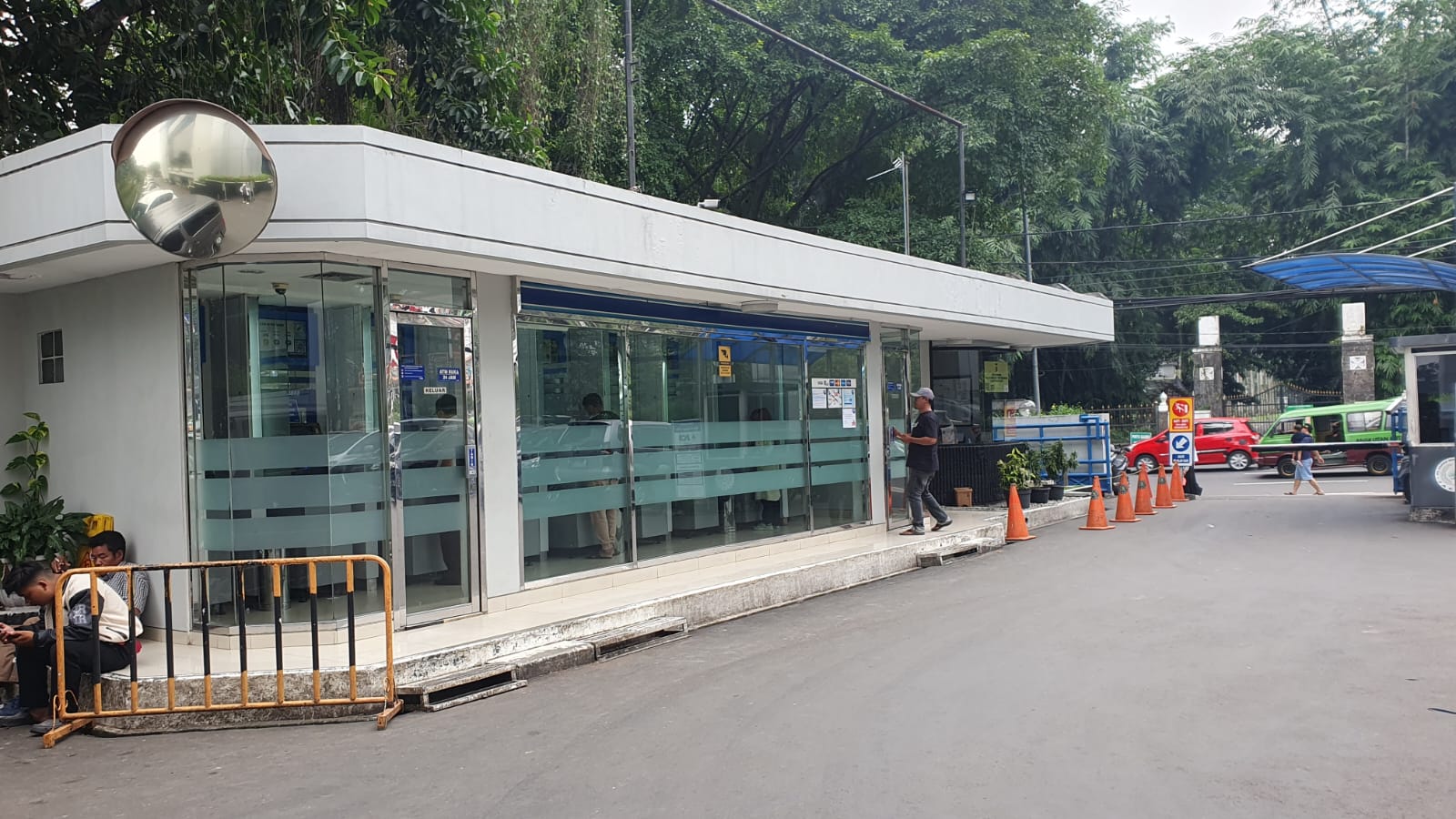 ATM Center yang berlokasi di area Kantor Cabang BCA Djuanda Bogor. Selama libur Waisak 2024 transaksi dapat dilakukan melalui ATM.