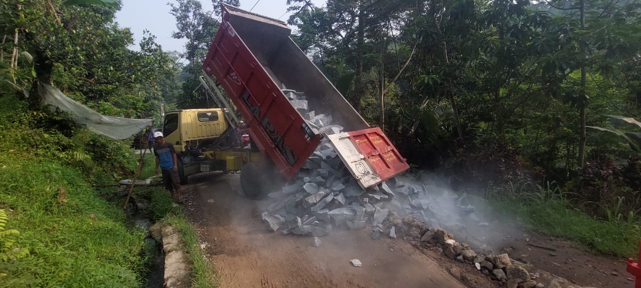 Perbaikan sementara jalan ambles di Kecamatan Nanggung, Kabupaten Bogor.