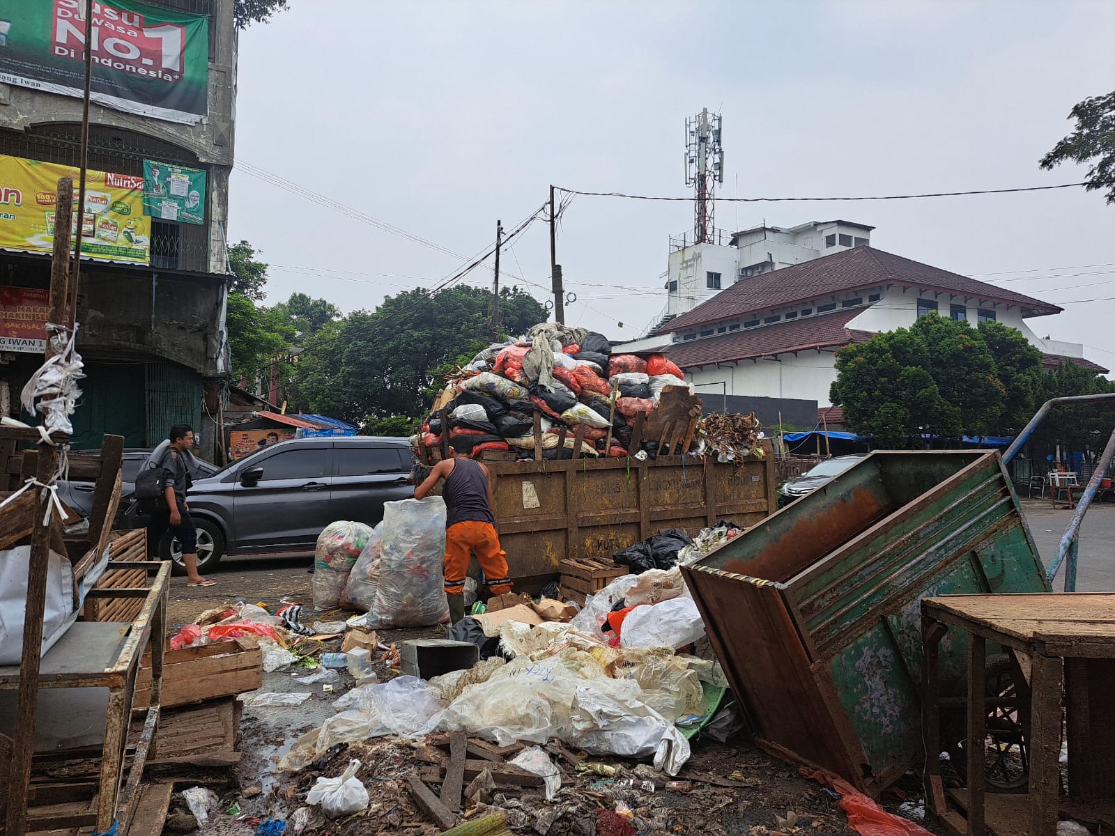 Tumpukan sampah menggunung akibat mogok kerja para sopir truk di Kota Bogor.