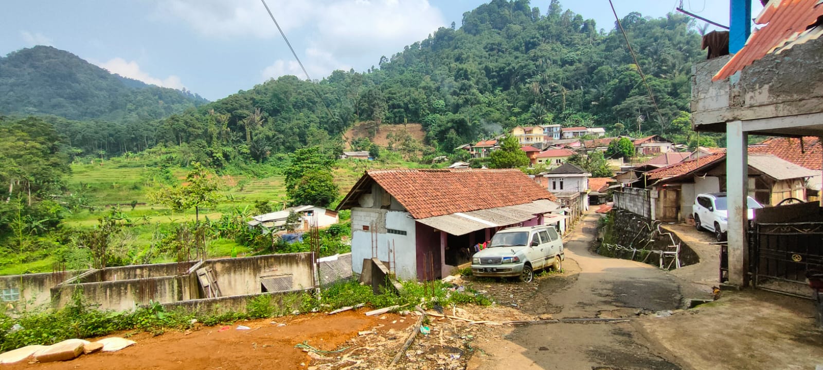 Deretan rumah di Kampung Ciguha Desa Bantarkaret Kecamatan Nanggung Kabupaten Bogor.