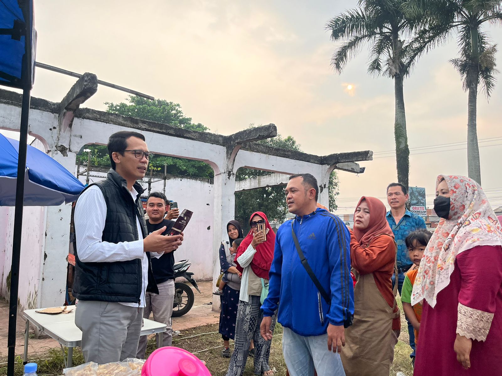 Ade Wardana berbincang dengan PKL di Ciseeng usai direlokasi dari pinggir jalan ke tempat yang baru.