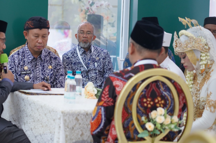 Pj Bupati Bogor Asmawa Pj Bupati Bogor Asmawa Tosepu jadi saksi nikah di&nbsp;Mall Pelayanan Publik (MPP),&nbsp;Rabu (22/5/24).