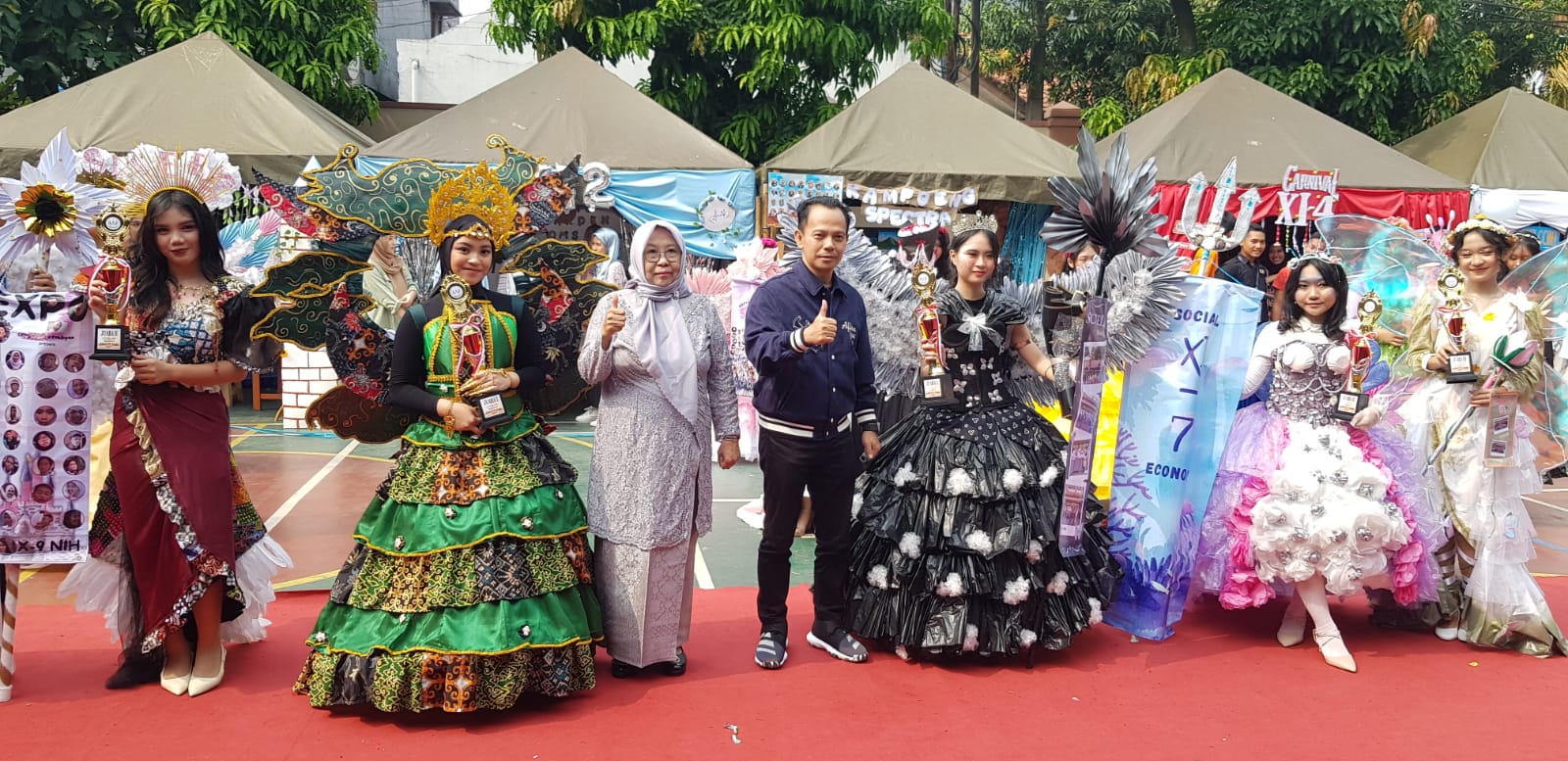 Salah satu penampilan siswa SMAN 1 Cibinong pada kegiatan project P5 dengan memanfaatkan daur ulang bahan dari plastik.
