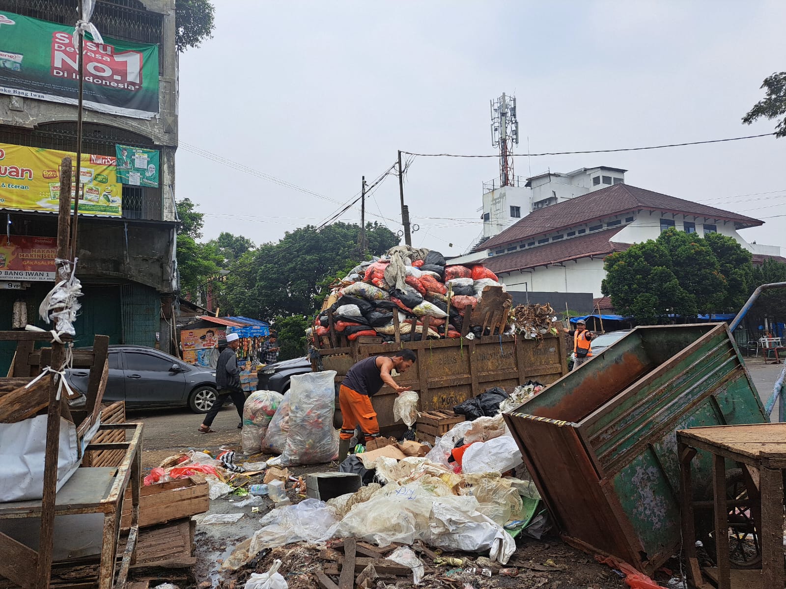 Tumpukan sampah di TPS yang berada di kawasan Pasar Kebon Kembang.