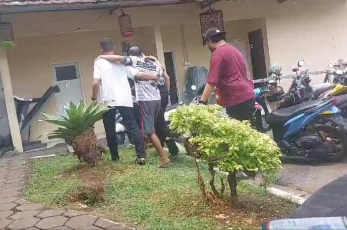 Satu pelaku dari tiga tersangka pembobol ATM digiring oleh Anggota Polres Bogor.