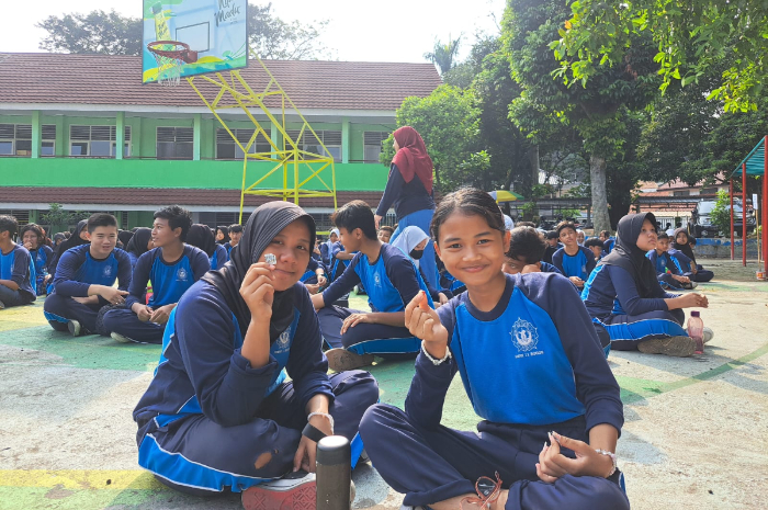Siswa SMPN 11 Kota Bogor minum tablet penambah darah untuk mencegah penambahan kasus stunting.