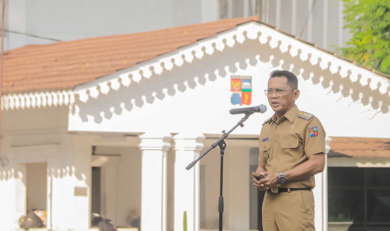Pj Wali Kota Bogor Hery Antasari saat memimpin apel.