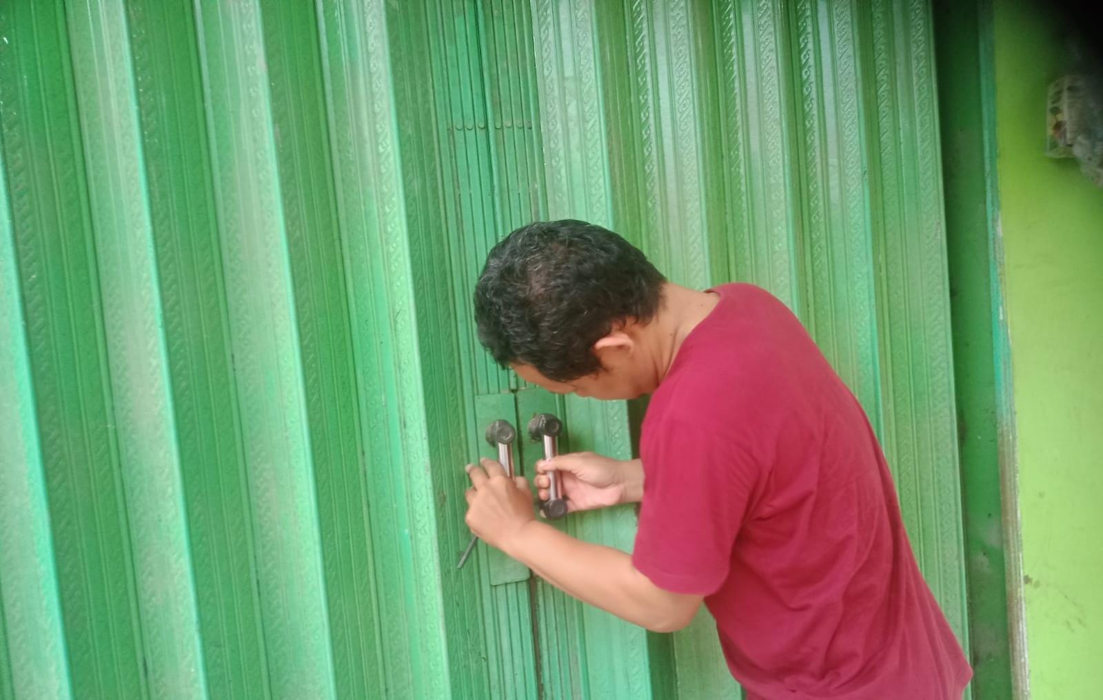 Warung kelontongan di Kampung Ciwaru, Desa Tenjo, Kecamatan Tenjo, Kabupaten Bogor yang disatroni maling.