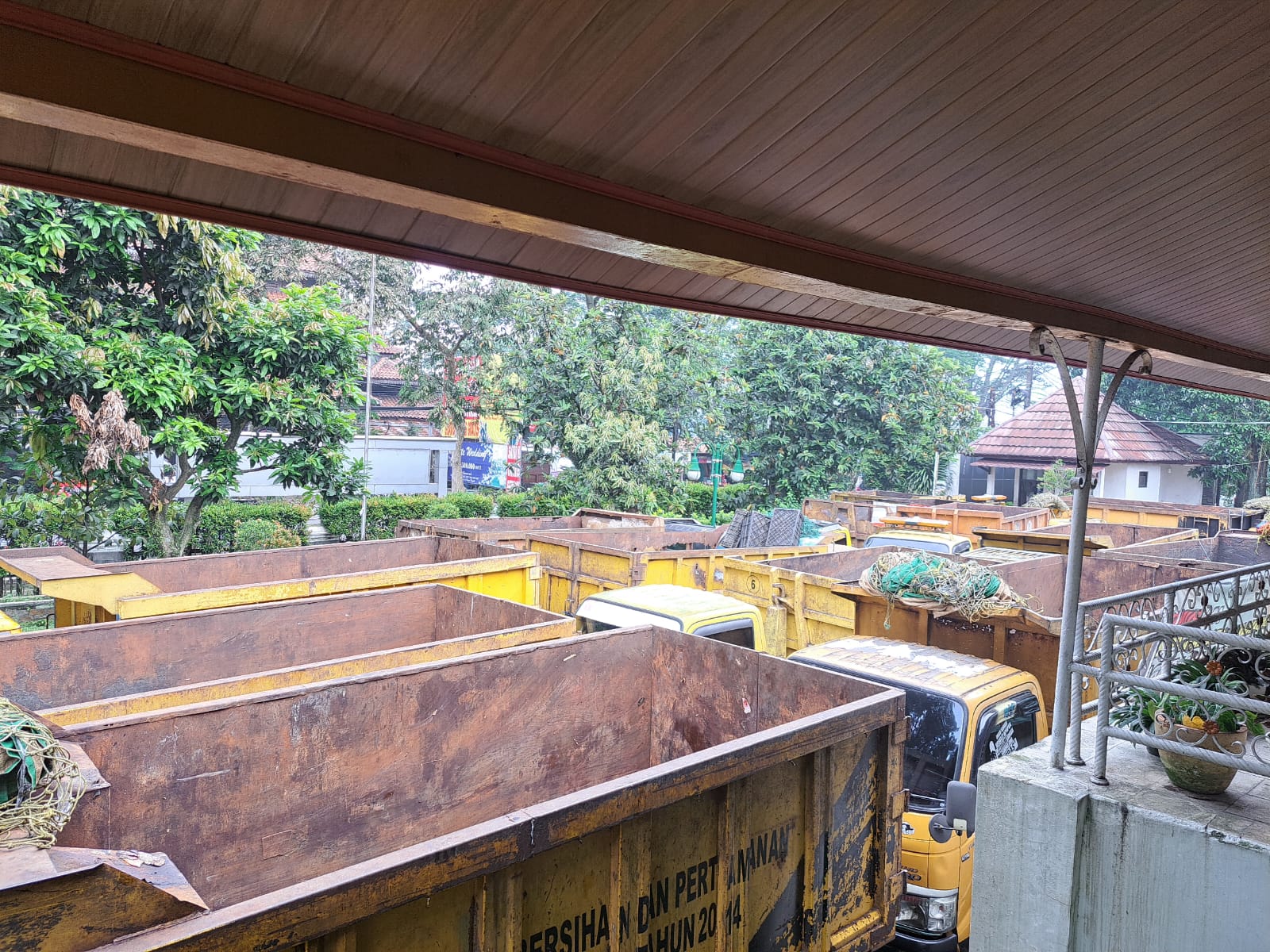 Tampak mobil sampah menumpuk di Kantor DLH imbas dari aksi mogok para sopir truk sampah.