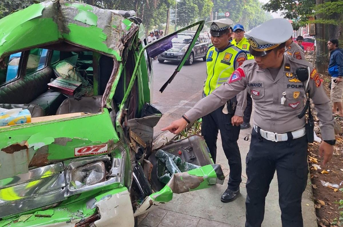 Kondisi angkot usai menabrak truk sampah di Jalan Sudirman, Kelurahan Sempur pada Kamis (23/5/2024).