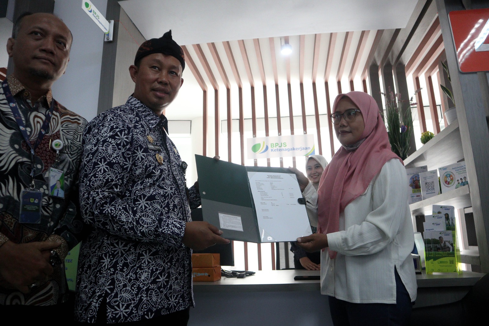 Pj Bupati Bogor meninjau tenant BPJS Ketenagakerjaan Bogor Cileungsi sekaligus menyerahkan klaim ke peserta BPJS.