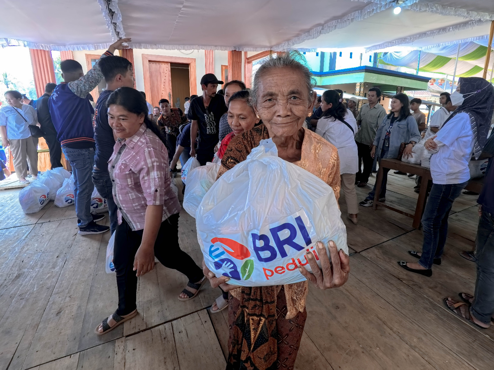 CSR BRI Peduli menyalurkan bantuan social kepada masyarakat di Vihara Dhamma Gayasih, Dusun Ngalarangan, Desa Getas, Kecamatan Kaloran, Kabupaten Temanggung, Kamis (23/5/2024).
