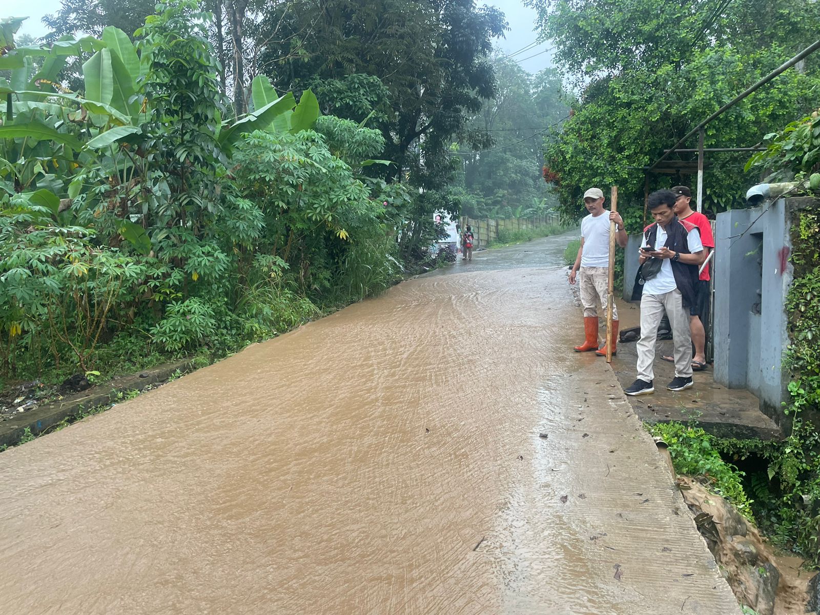 Air bercampur tanah meluap hingga masuk ke pemukiman warga Desa Sirnagalih, Kecamatan Tamansari, Kabupaten Bogor, Kamis (23/5/2024).