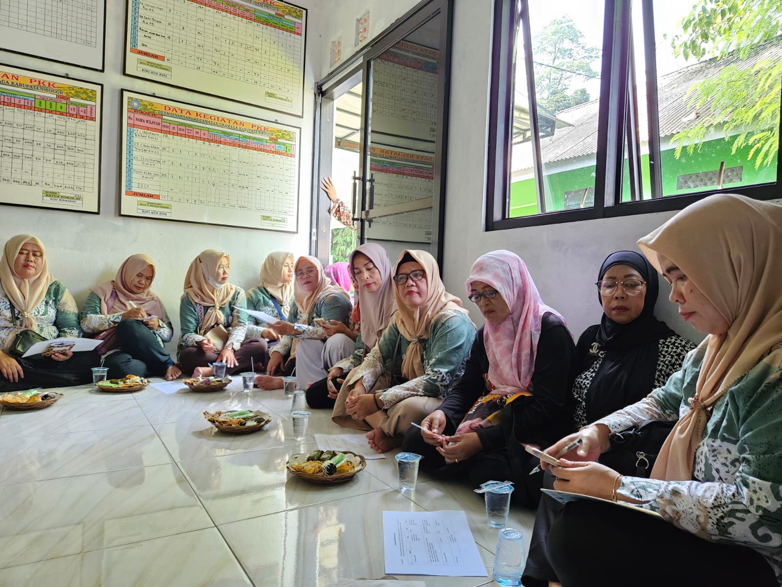 Sosialisasi program penanganan stunting di ruang kerja PKK Desa Sinarsari, Kecamatan Dramaga, Kabupaten Bogor.
