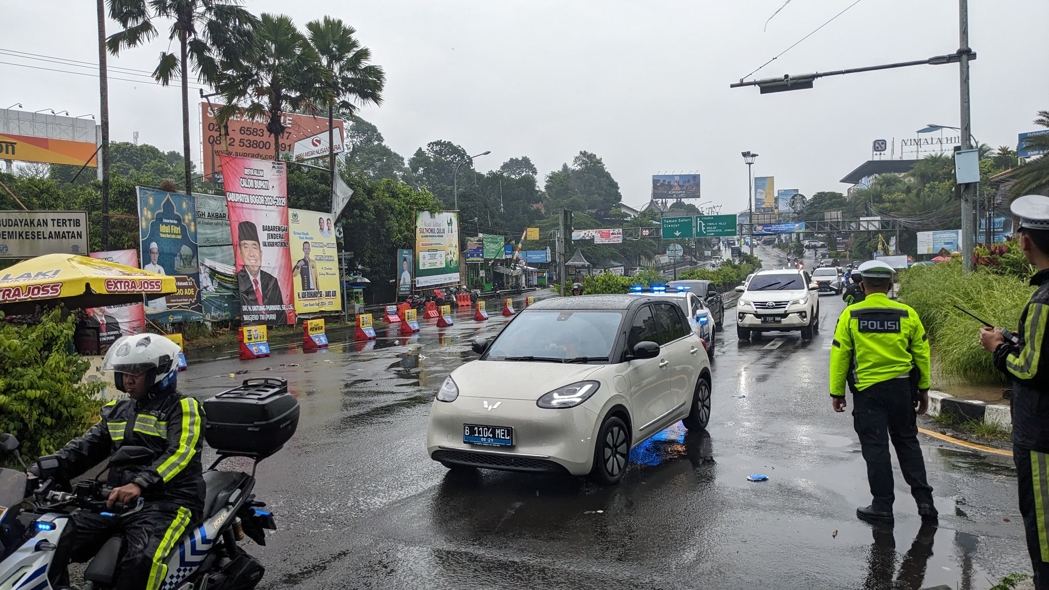 Kendaraan melintas di Jalan Raya Puncak, Kabupaten Bogor, pada hari pertama libur panjang Hari Raya Waisak, Kamis (23/5/2024).