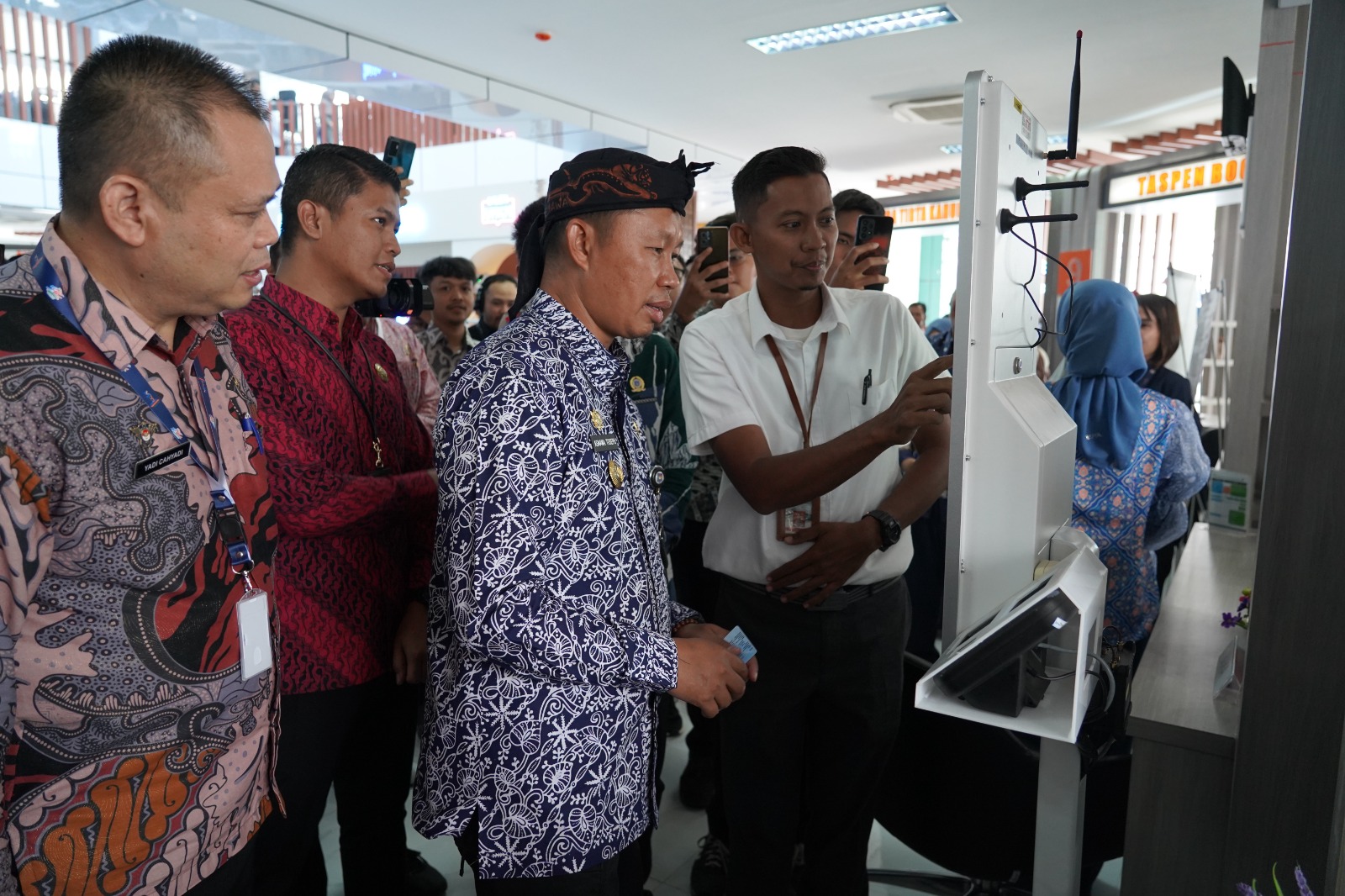 Pj. Bupati Bogor, Asmawa Tosepu melakukan uji coba operasional Mall Pelayanan Publik (MPP) yang berlokasi di gedung Mall Pelayanan Publik DPMPTSP Kabupaten Bogor, Rabu (22/5/2024).