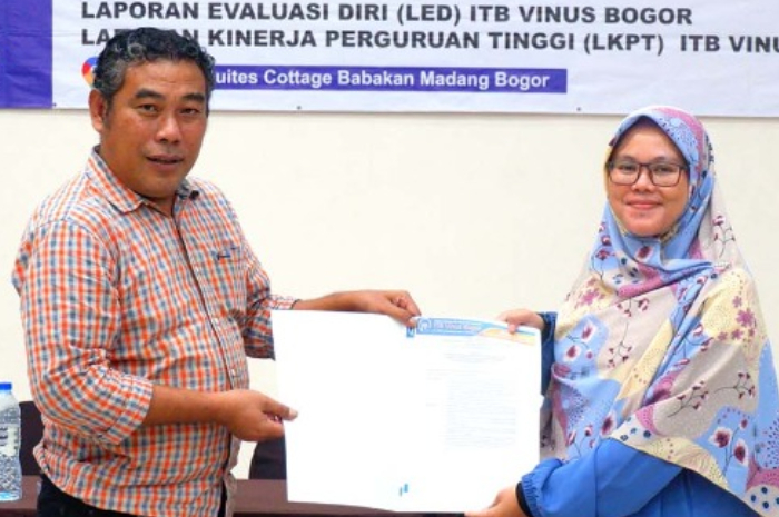 Penyerahan SK pengangkatan kepala lembaga dan ketua prodi yang baru.