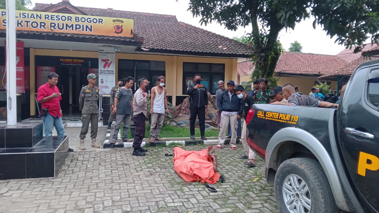 Petugas berhasil mengevakuasi jasad pria yang ditemukan membusuk dalam sumur tua di Rumpin, Kabupaten Bogor, Kamis (23/5/2024).