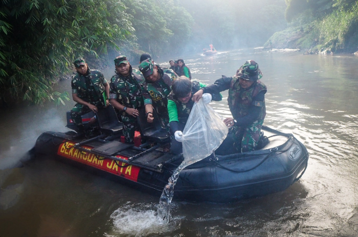 Presiden Diektur PPLI, Yoshiaki Chida saat melakukan pelepasan ribuan ekor ikan di sungai Ciliwung bersama Kodam Jaya, Rabu (22/5).