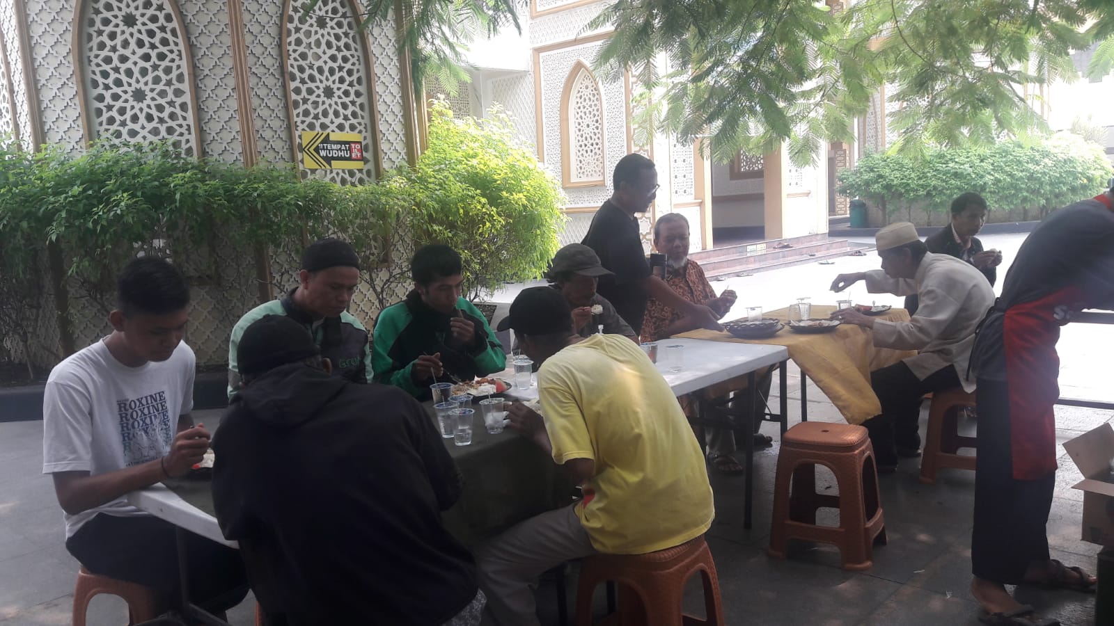 Pelaksanaan program Warung Seribu Cinta di Masjid Al Muslimun, Kota Bogor, Jumat (24/5/2024).
