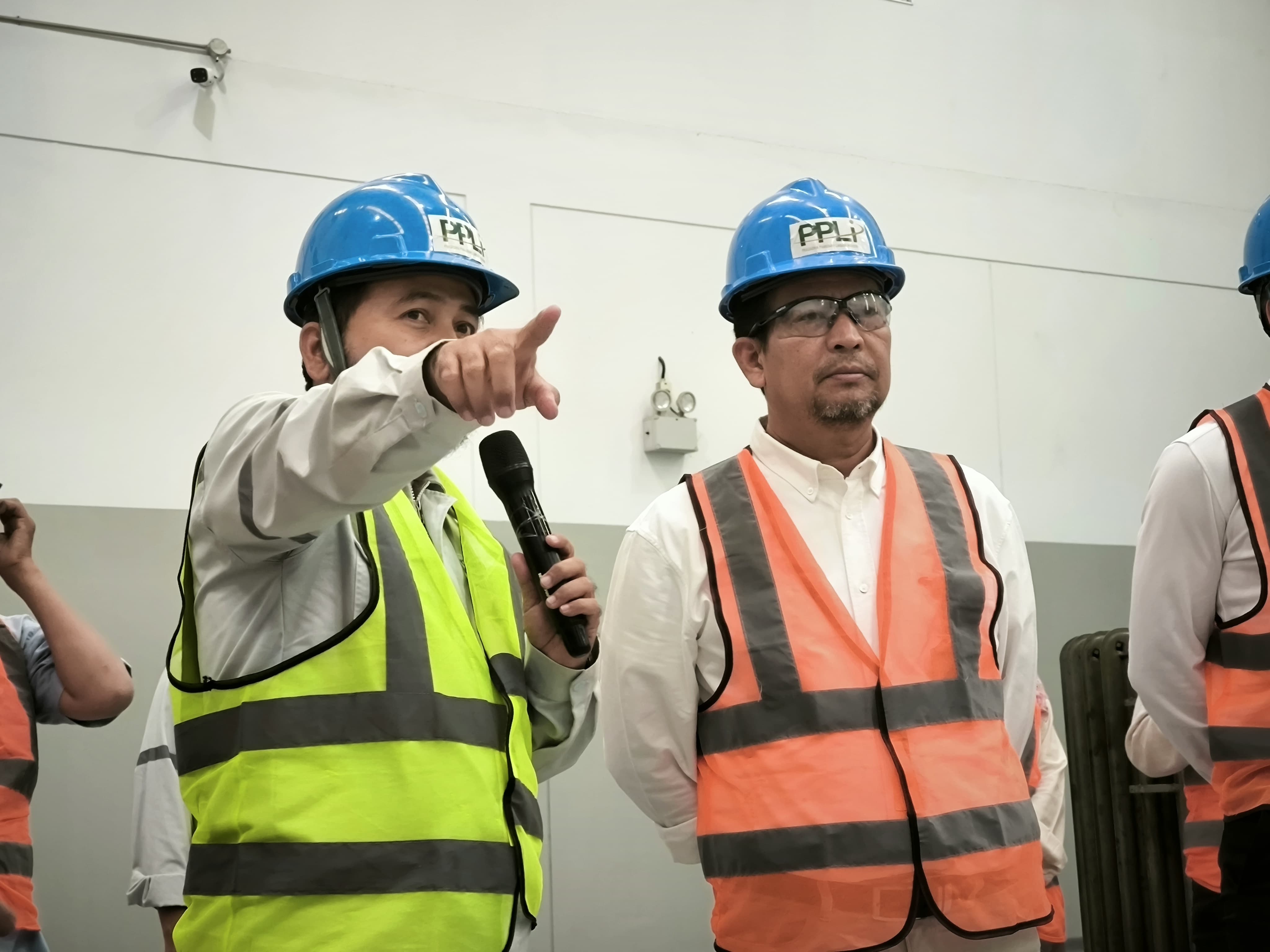 Direktur PB3 Kementerian Lingkungan Hidup dan Kehutanan (KLHK), Ari Sugasri saat melakukan kunjungan kerja ke PT PPLI di Desa Nambo, Kecamatan Klapanunggal, Kabupaten Bogor, Rabu (22/5/2024).