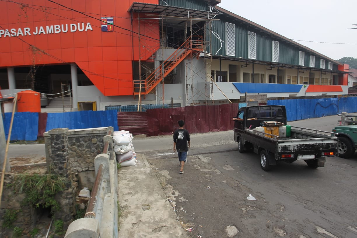 Akses menuju Pasar Jambu Dua Kota Bogor, sempat ditutup dan Pemkot Bogor sedang berusaha mencari jalur alternatif baru.