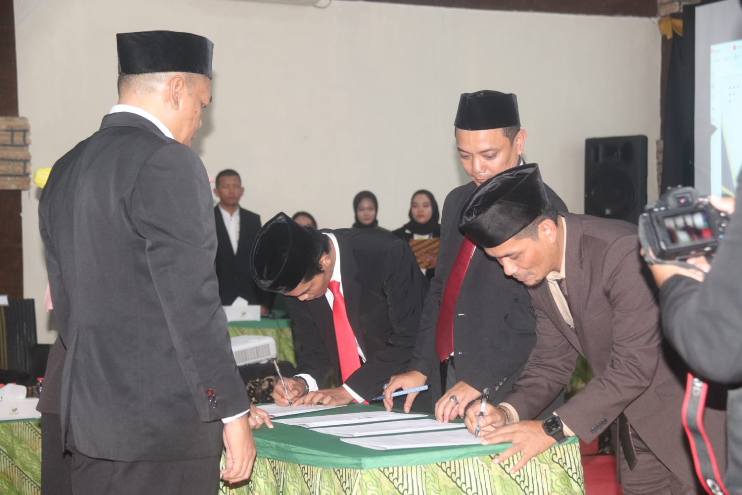 Peantikan anggota Panwascam di New Panjang Jiwo, Kecamatan Sukaraja, Kabupaten Bogor, Jumat (24/5/2024).