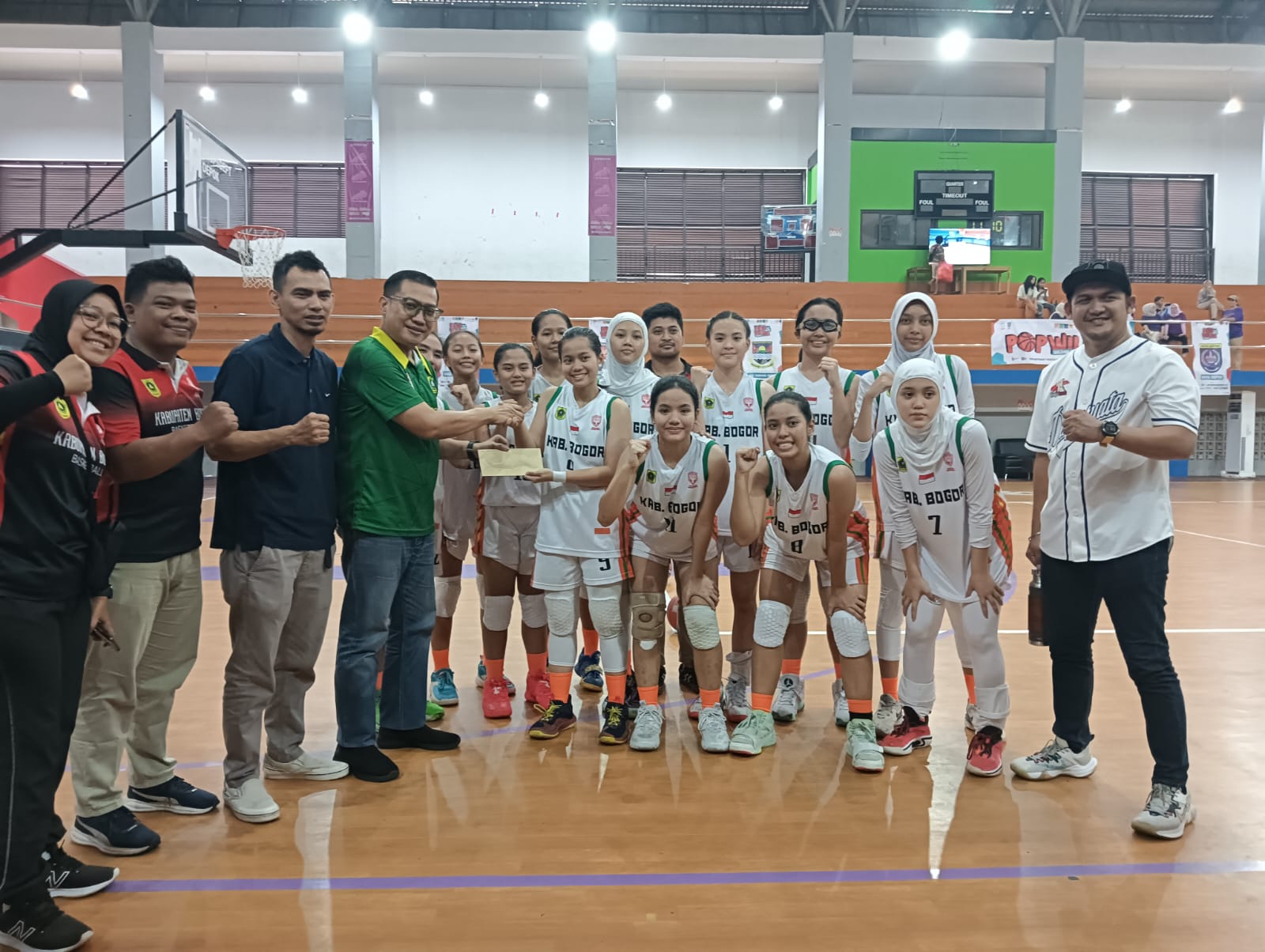 Sekretaris KONI Kabupaten Bogor Fitri Putra Nugraha ketika melakukan tinjauan terhadap cabor basket pada keikutsertaan di ajang Popwilda Jabar di Kota Depok, Jumat (24/5/2024).